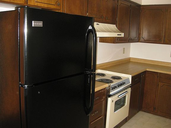 3rd image of 2458 Siskiyou Blvd