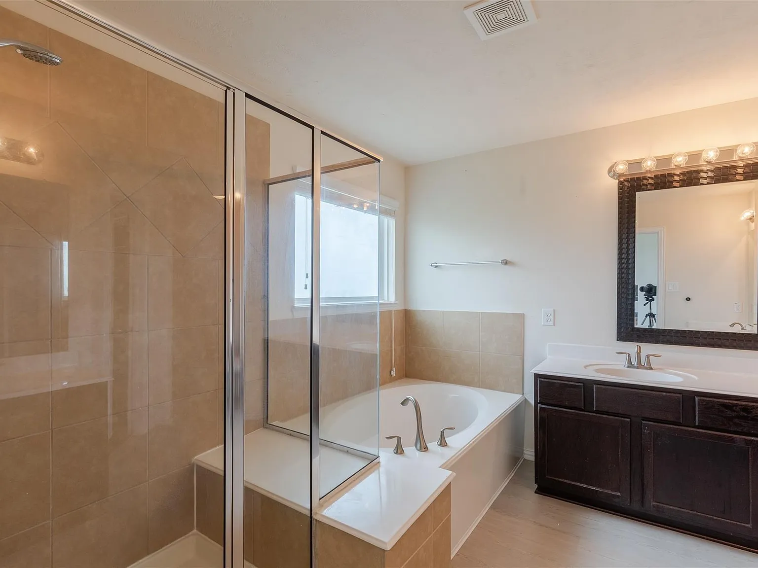 3 bed, 2.5 bath, 1906 sqft, $1,920 — Photo 3