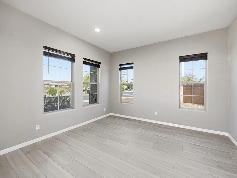 1039 E Boston St — Photo 4