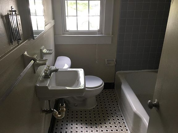 3rd image of 557 Beverly Ct APT 4