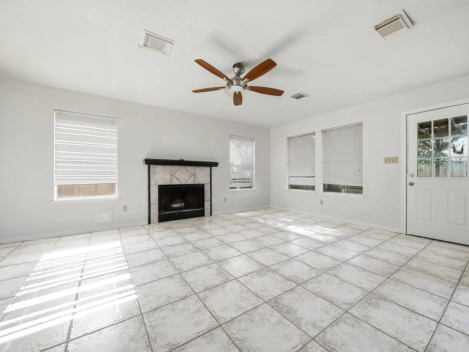 3 bed, 2182 sqft, $2,450 — Photo 3