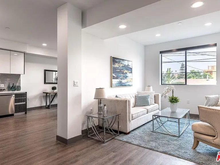 552 N Hobart Blvd #208 — Photo 3