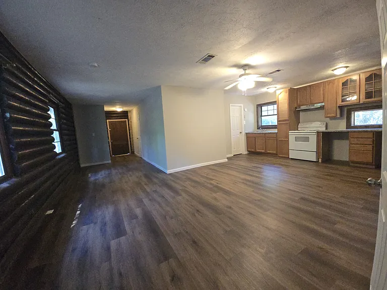 1099 W Hall Ave — Photo 2