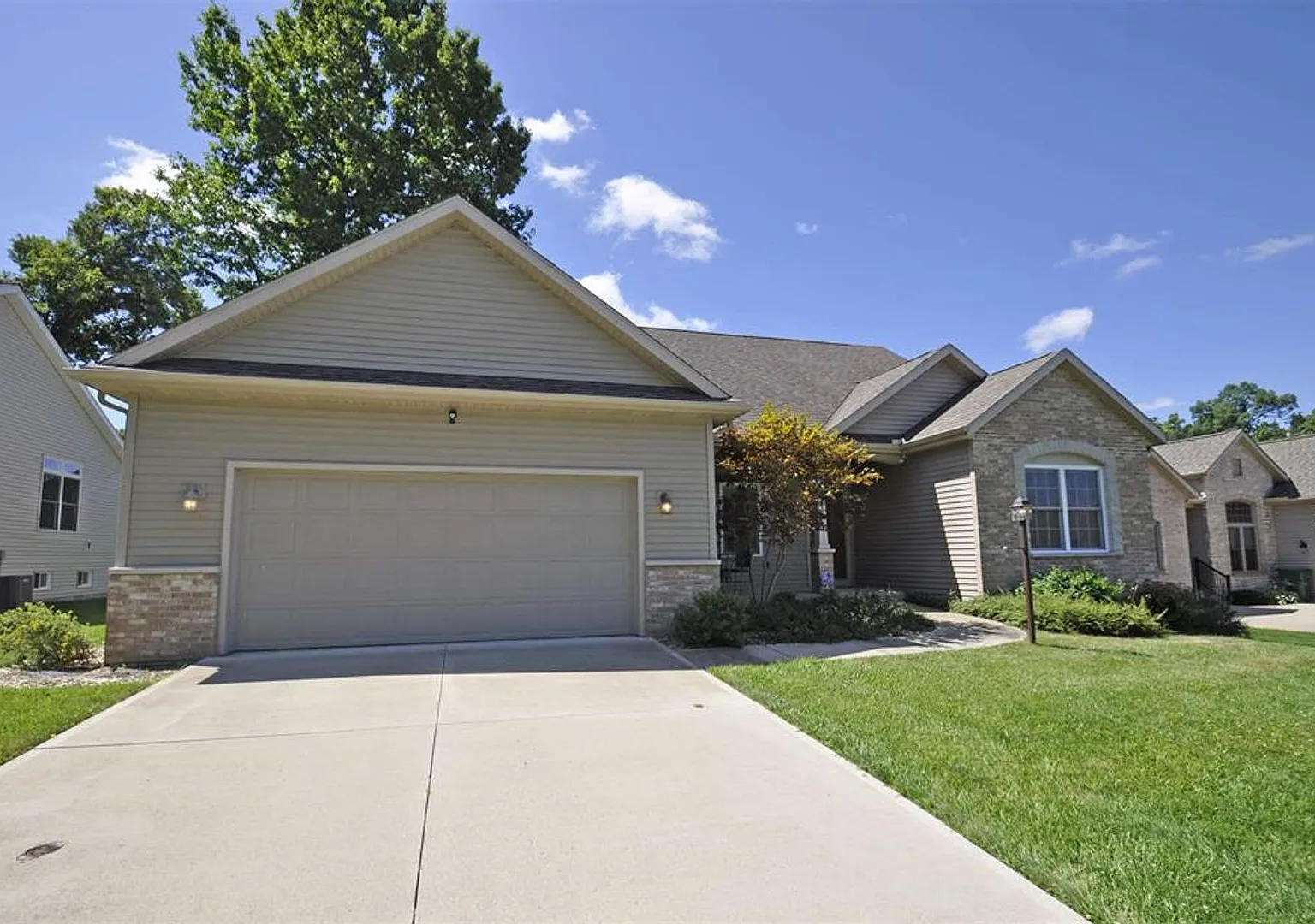Executive home with pond views just 10 mins to Notre Dame. — Photo 2
