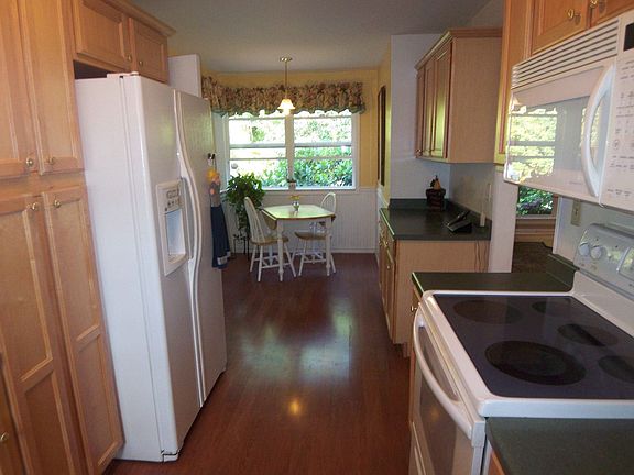 Bright,newer kitchen