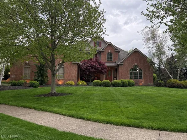 2384 Macnaughten St NW, North Canton, OH 44720