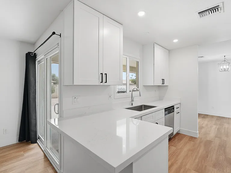 1034 E Hermosa Dr — Photo 11