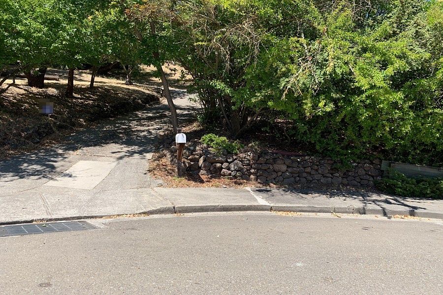 2nd image of 28 Edgemont Cir