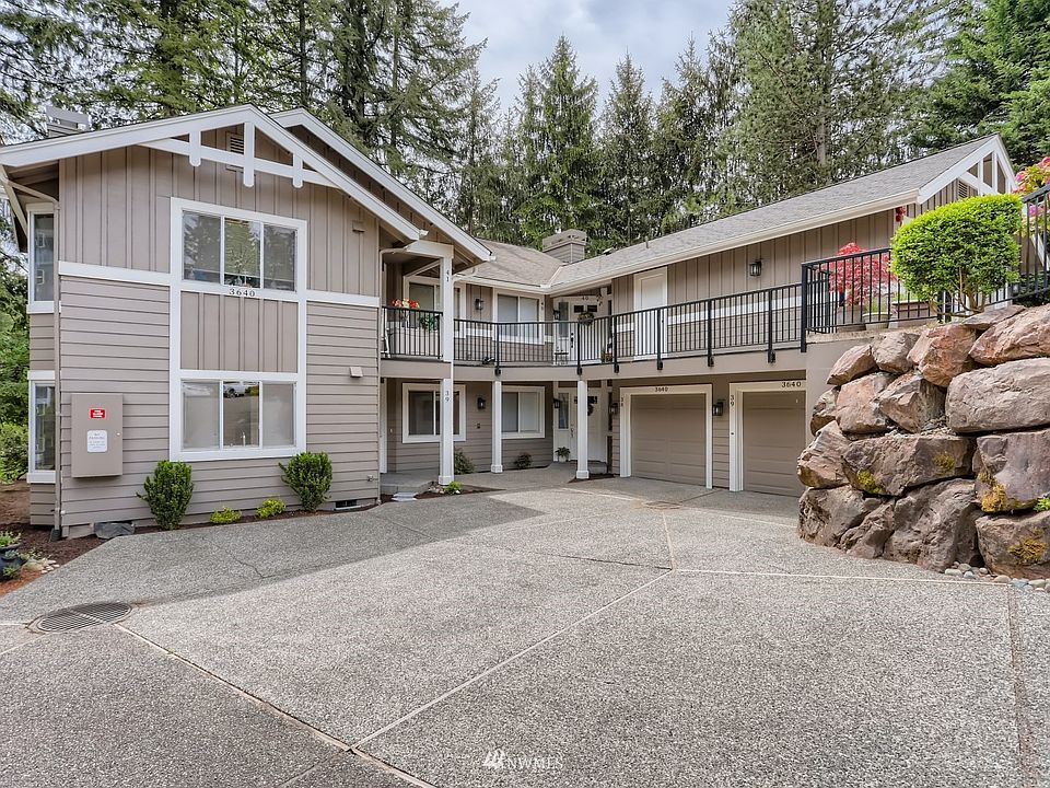 Driveway to detached garage and entrance