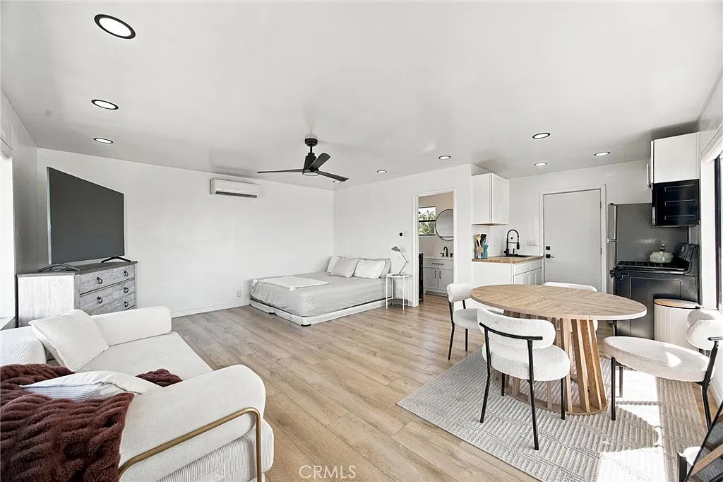 Studio, 400 sqft, $2,700 — Photo 1