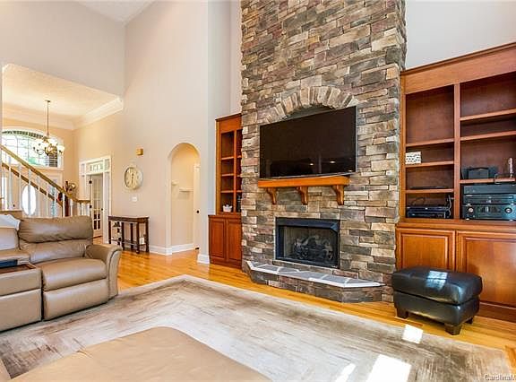 4th image of 7563 Turnberry Ln