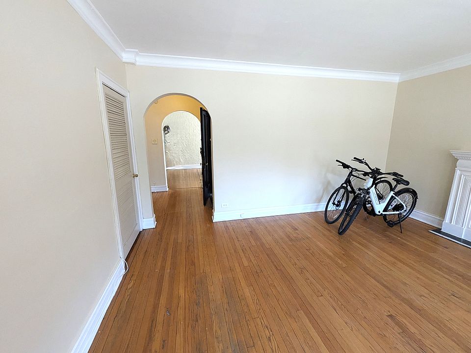 1st image of 2320 W Glenlake Ave #1