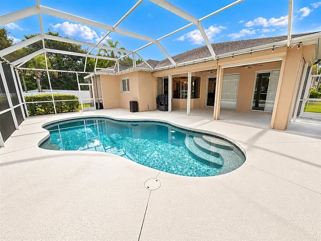 4 bed, 2.0 bath, 2202 sqft, $3,700 — Photo 3