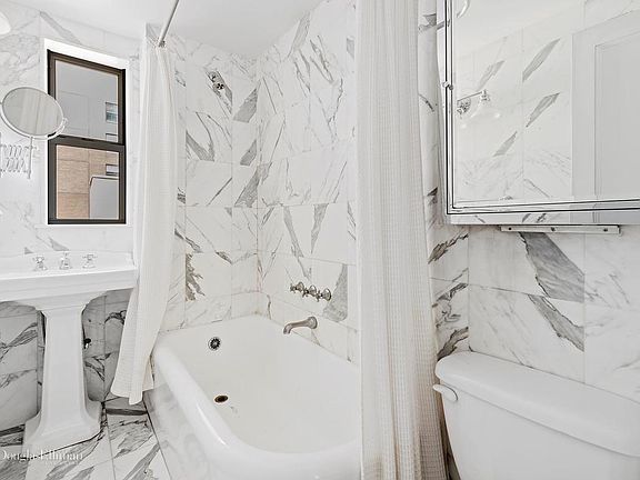 4th image of 333 E 43rd St APT 720