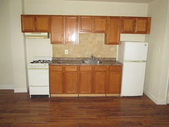 2nd image of 410 W Walnut Ln APT 3