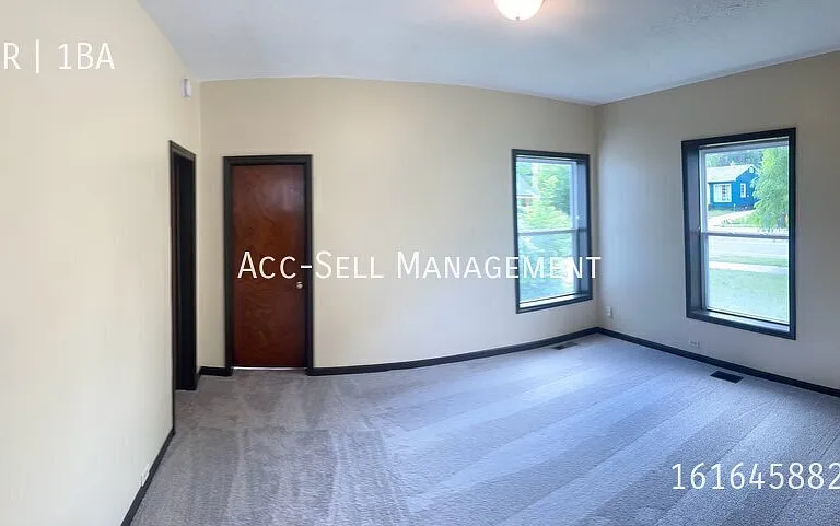 427 Leonard St NE — Photo 5