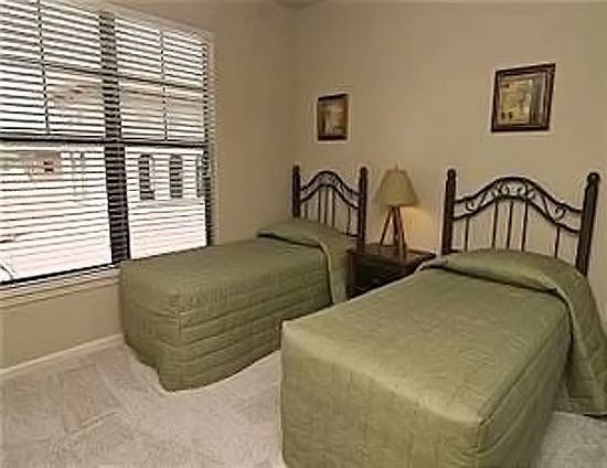 BP4C903-835-twin-bedroom