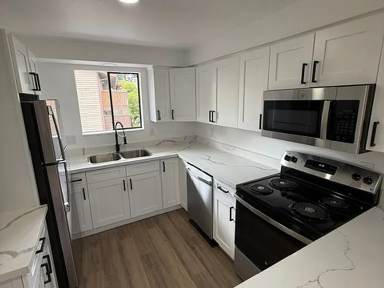 Majestic View Apt — Photo 30