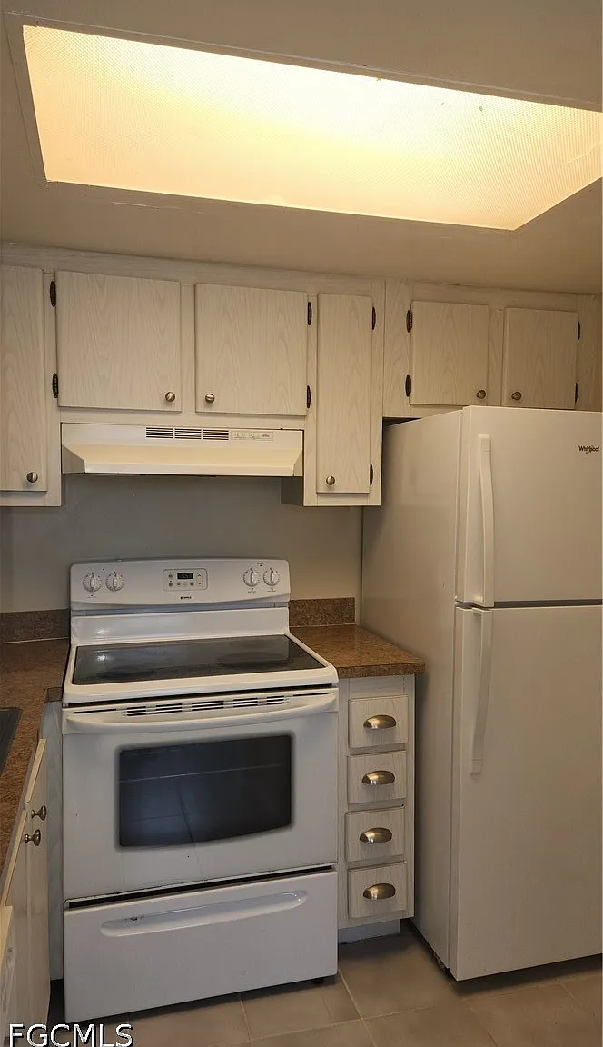 2 bed, 1.5 bath, 448 sqft, $1,295 — Photo 2