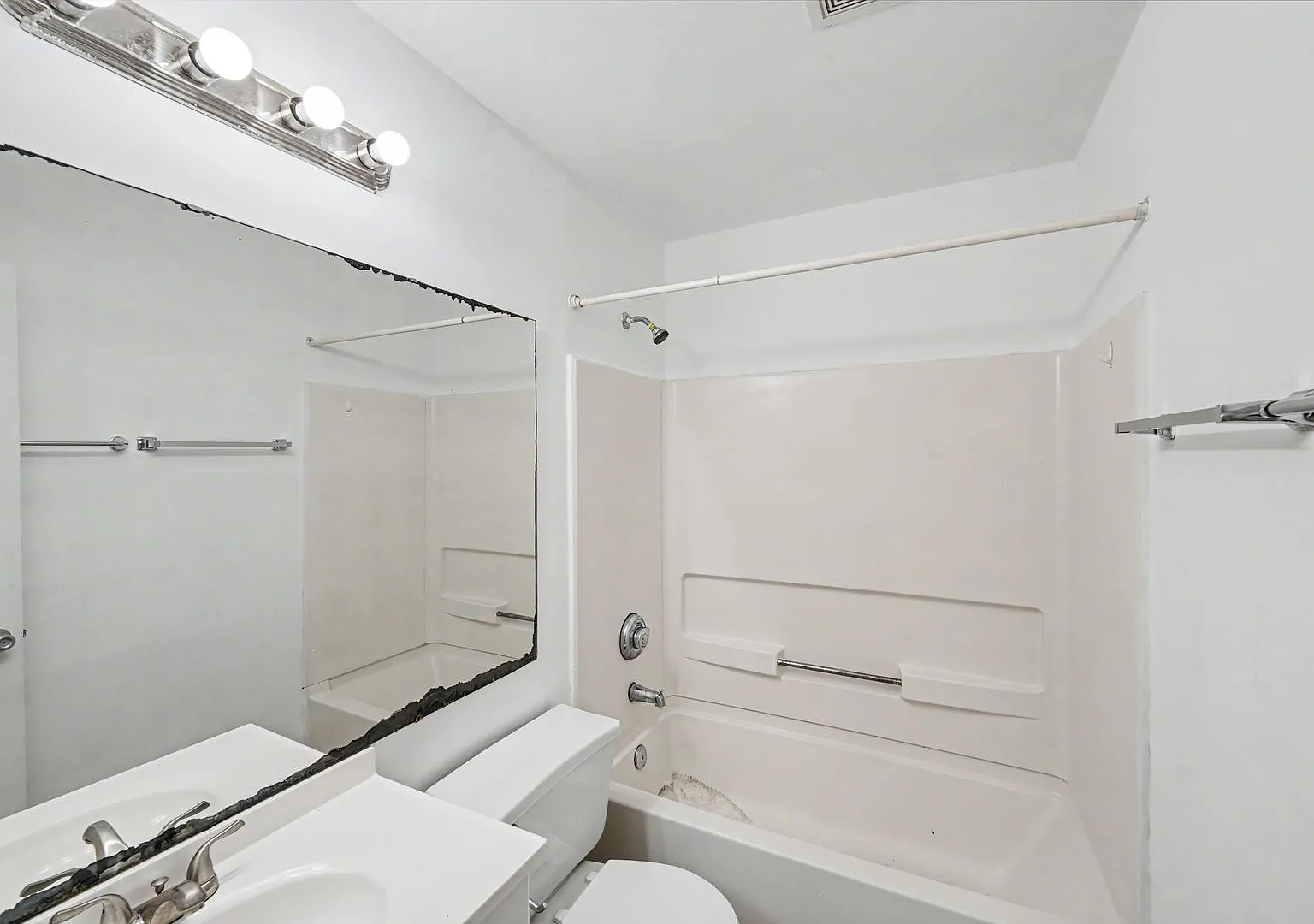 Spacious 4-Bedroom Condo Across from UNC Charlotte! — Photo 4