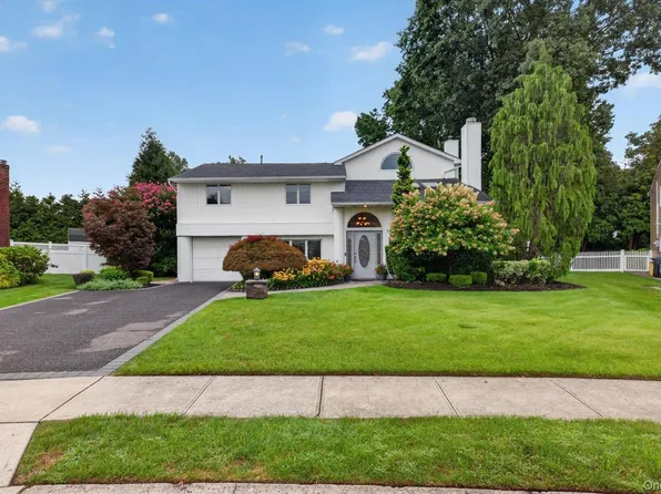 33 Phipps Lane, Plainview, NY 11803