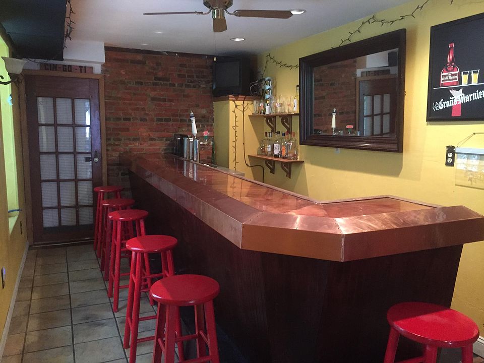 Bar attached to Kitchen