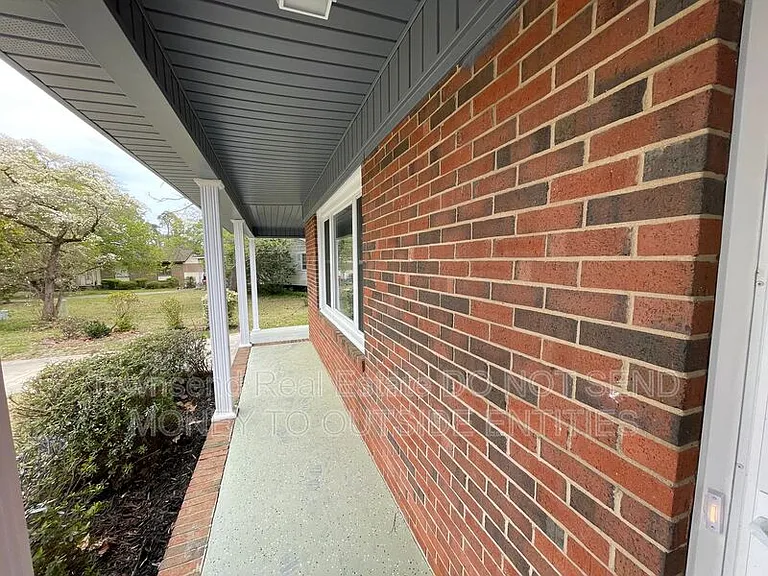 1017 Xavier Dr — Photo 2