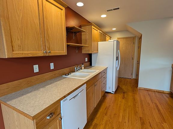 5th image of 119 NE Tucannon Ct