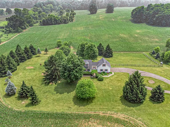 10321 Chase Lake Rd, Fowlerville, MI 48836