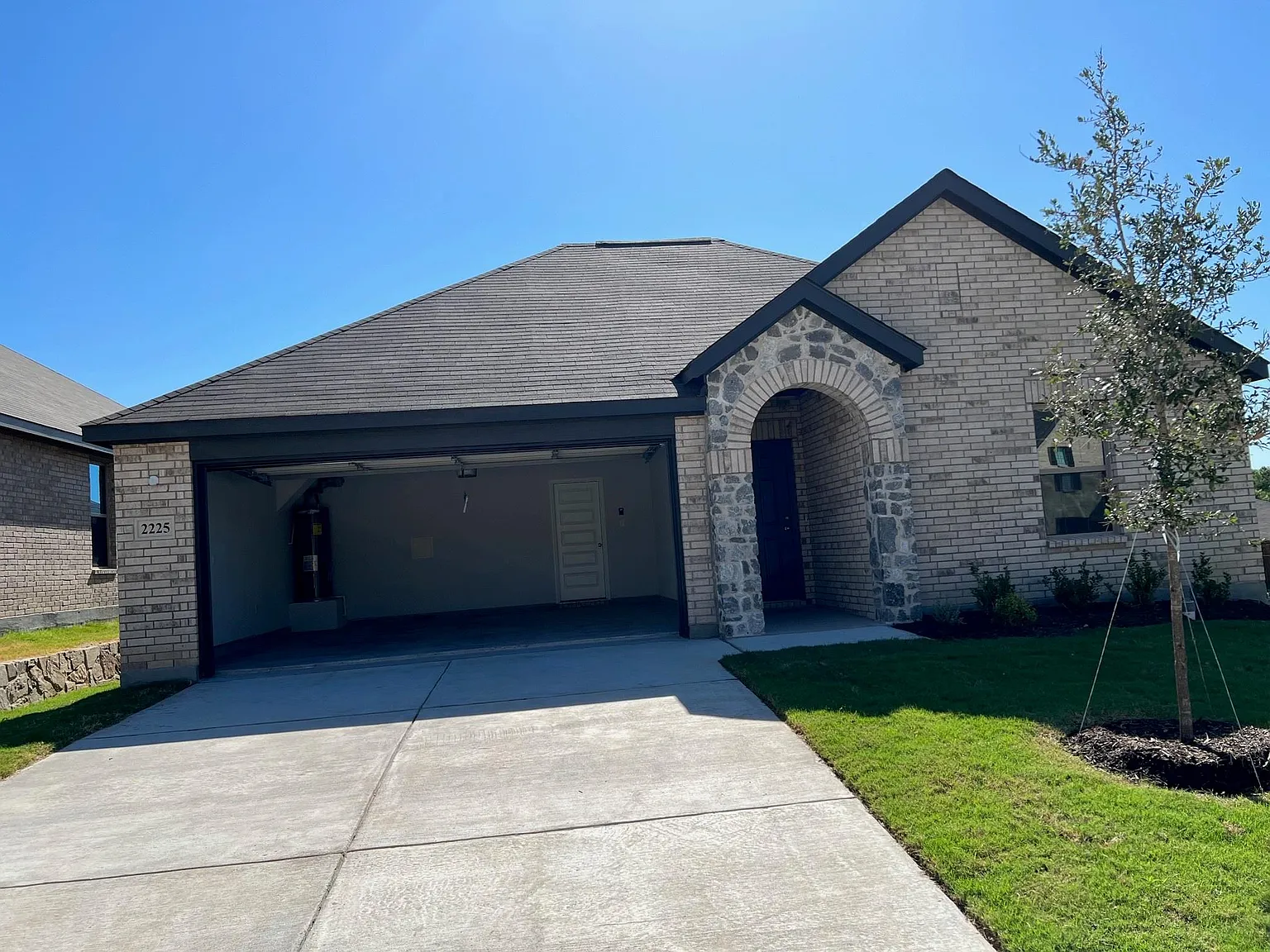 4 bed, 2064 sqft, $2,200 — Photo 2