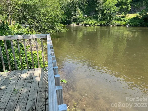 4 Hornet Dr, Whittier, NC 28789