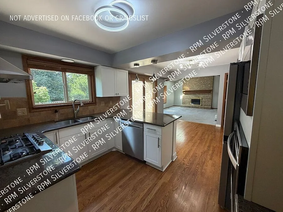 Spacious 4-bedroom — Photo 4