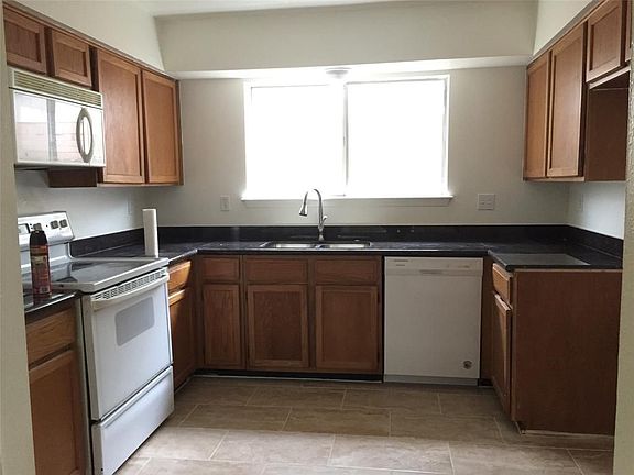 5th image of 402 Live Oak Dr