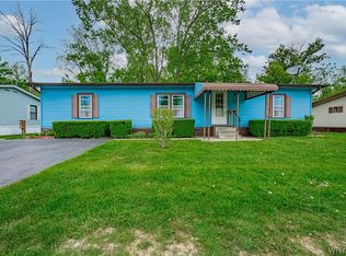 1105 W Creek Dr, Niagara Falls, NY 14304