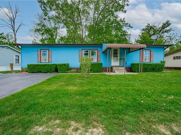 1105 W Creek Dr, Niagara Falls, NY 14304