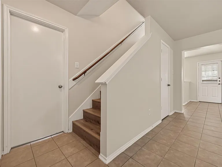 1838 Strongs Ct — Photo 4