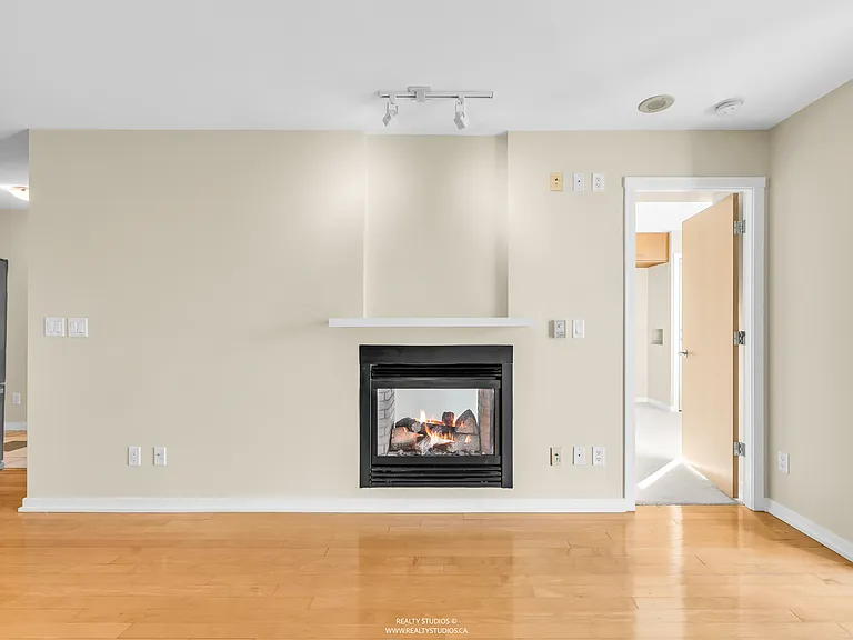 969 Richards St — Photo 4