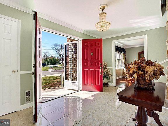 3rd image of 829 Cranbury Cross Rd