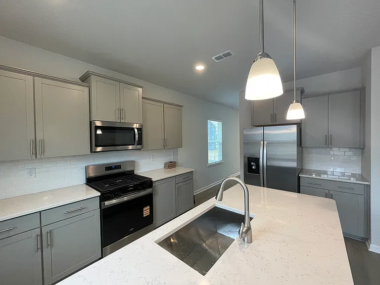 1600 Tamarisk Ln — Photo 9