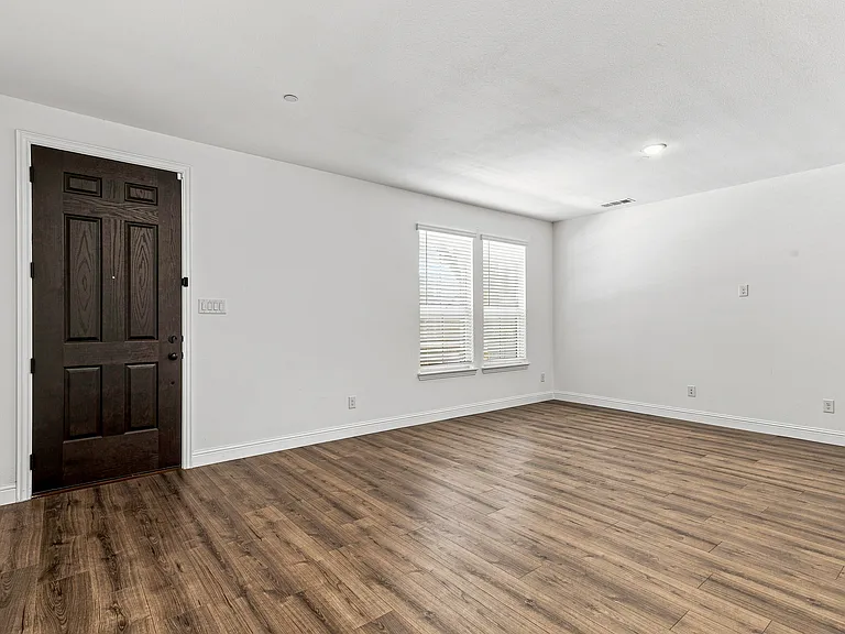 537 Parkside Dr — Photo 9