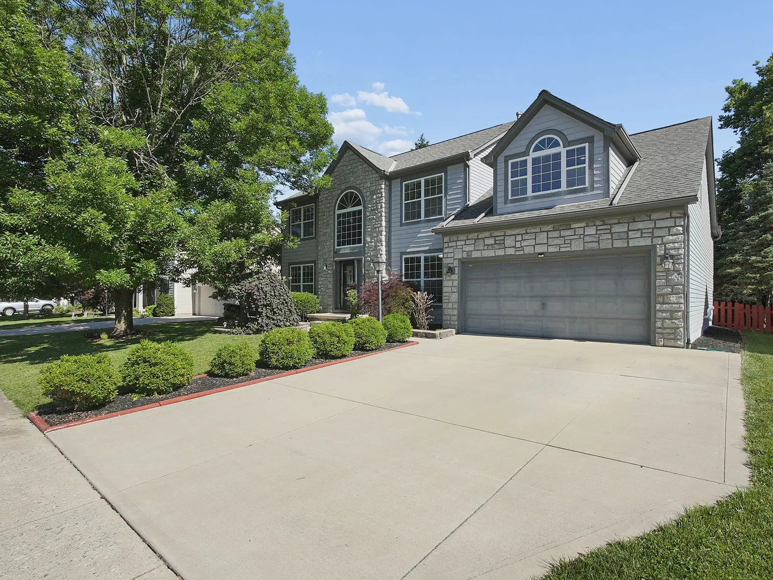 4 bed, 2.5 bath, 2792 sqft, $3,000 — Photo 2