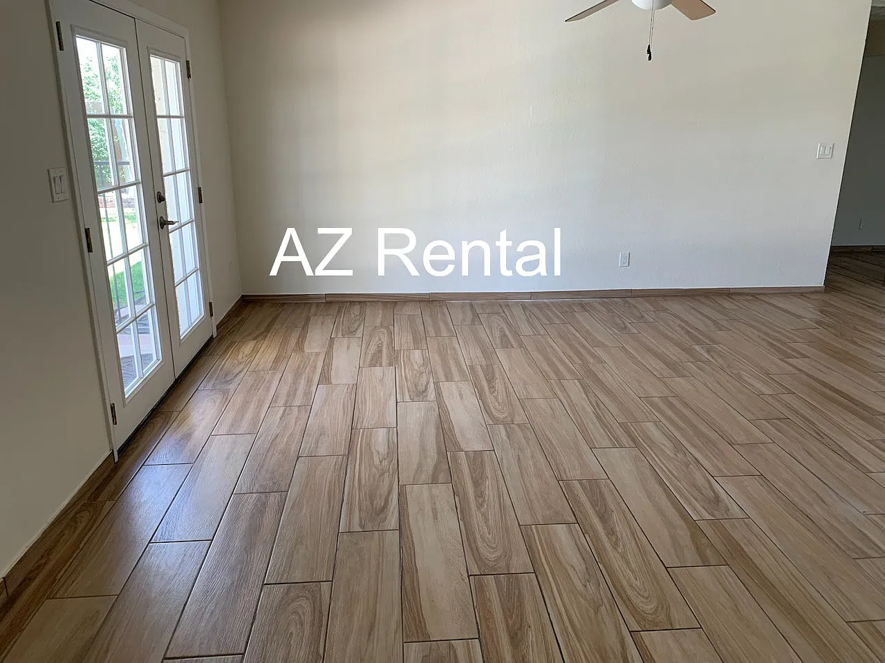 1810 E La Donna Dr — Photo 2