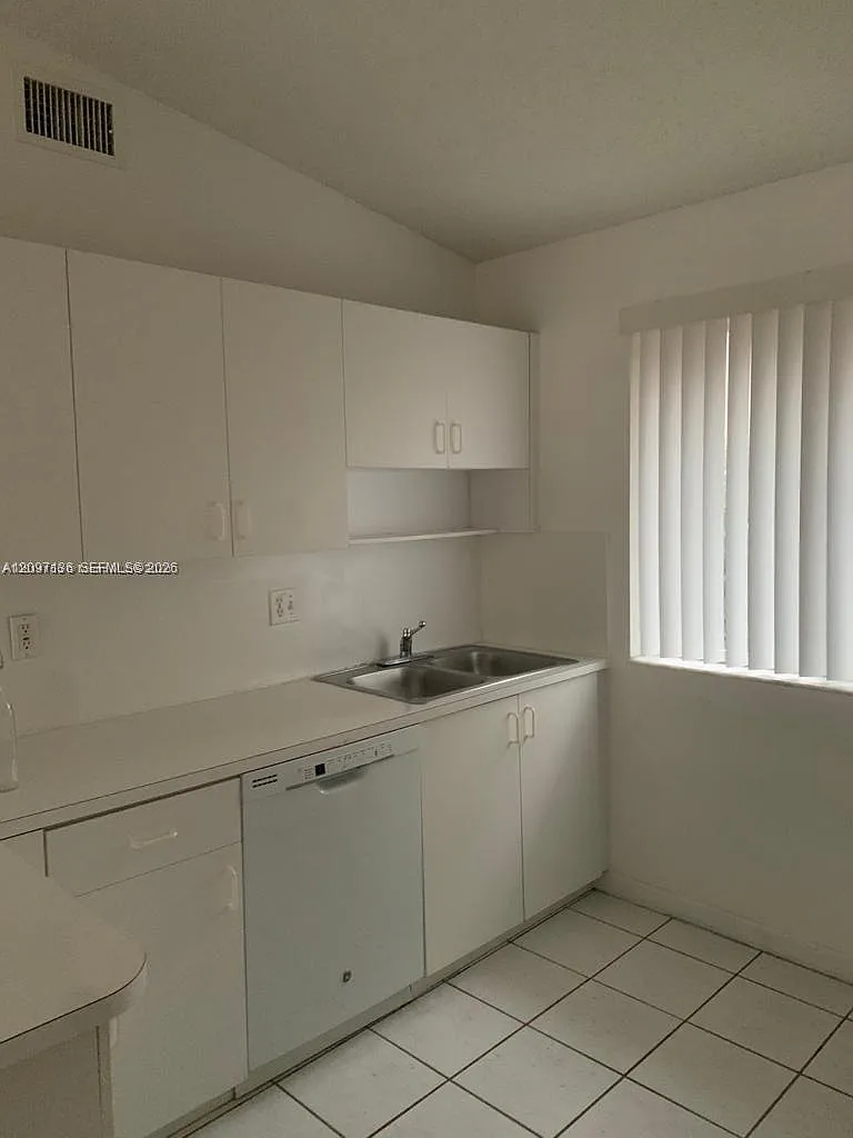 Doral Court Condo — Photo 3