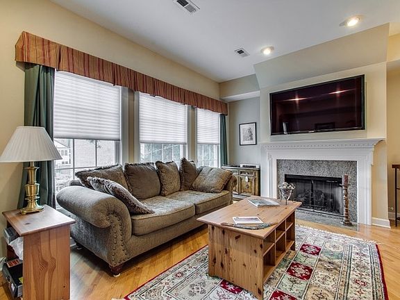 3rd image of 1542 N Wieland St #2