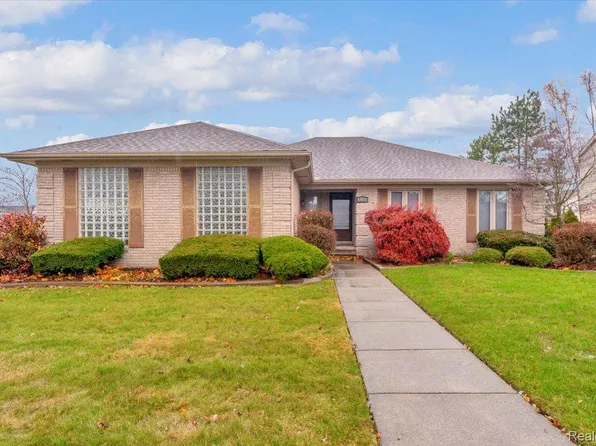 43939 Manitou Dr, Clinton Township, MI 48038