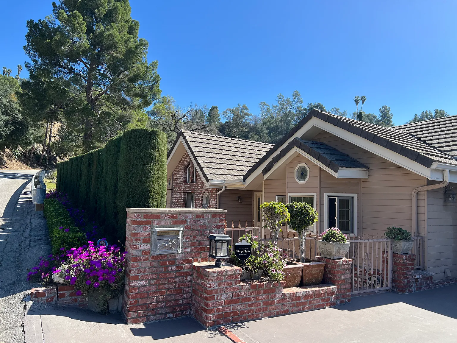 6 bed, 3.5 bath, 3600 sqft, $16,000 — Photo 2