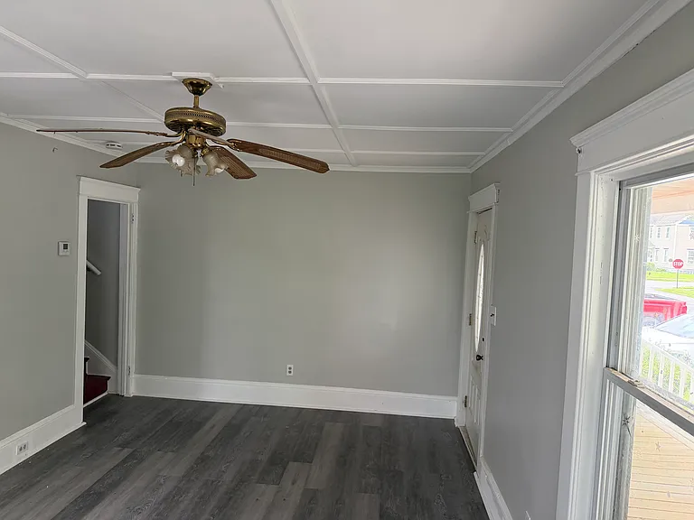 82 Carson Ave — Photo 5