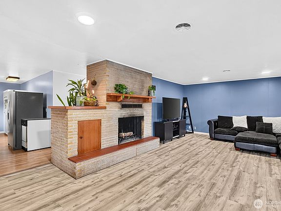 5th image of 211 NW Kerron Avenue