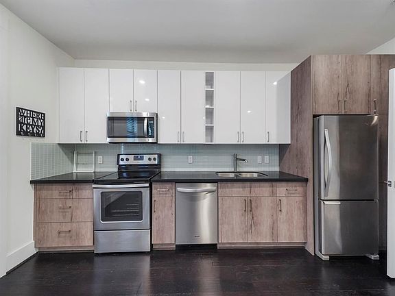 4th image of 2401 Crawford St #2106