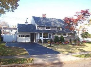 23 Coachman Ln, Levittown, NY